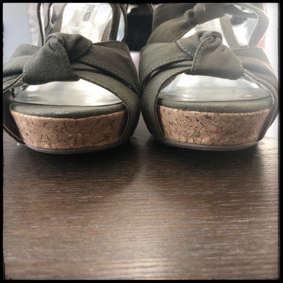 Gorgeous Steve Madden Platform Wedge Sanda - Picture 3 of 7